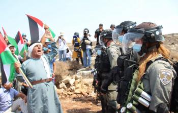 فلسطينيون يرفضون مصادرة أراضيهم من قبل قوات الاحتلال
