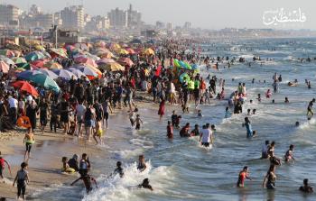 بحر غزة يزدحم بآلاف المصطافين هرباً من حرارة الجو (25).jpg