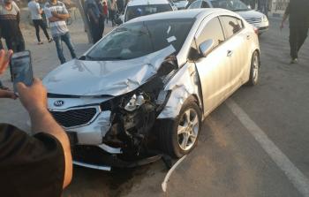 سيارة متضررة جراء حادث طرق في غزة
