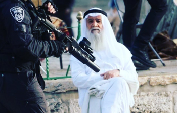 شيخ فلسطيني مرابط في باحات 