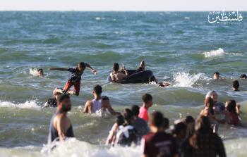 بحر غزة يزدحم بآلاف المصطافين هرباً من حرارة الجو (16).jpg