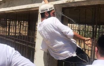 مستوطن يقوم بتخريب ممتلكات بالكنيسة