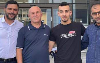 الشاب مهدي أبو الحسن (وسط يمين)