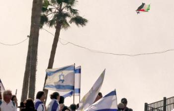العلم الفلسطيني يرفرف فوق مسيرة المستوطنين
