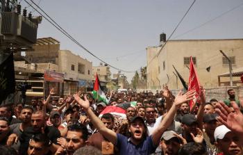 هتافات غضب للجماهير المشيعة لجثمان الشهيدة غفران وراسنة