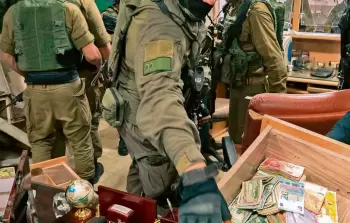 الاحتلال يسرق أموالاً ومقتنيات فلسطينية