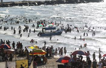 بحر غزة يزدحم بآلاف المصطافين هرباً من حرارة الجو