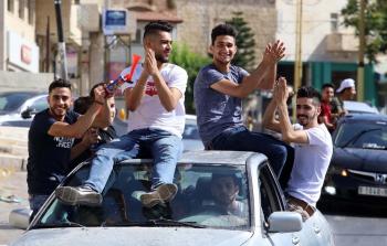 طلاب يحتفلون بنتائج الثانوية العامة في فلسطين (أرشيف)