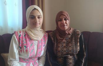 رغد أبو عامر إلى جانب والدتها