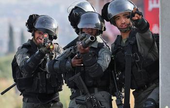 جنود الاحتلال يطلقون النار تجاه المواطنين