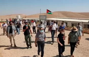 ممثل الاتحاد الأوروبي ومسؤولين في زيارة لهم لمسافر يطا