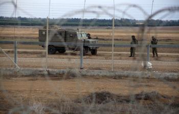 جيب عسكري إسرائيلي جوار السياج الأمني المحاط بقطاع غزة