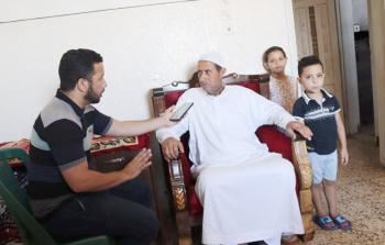 الزميل يحيى اليعقوبي يحاور والد الشهيد عياد