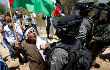 جنود الاحتلال في مواجهة مع الفلسطينيين