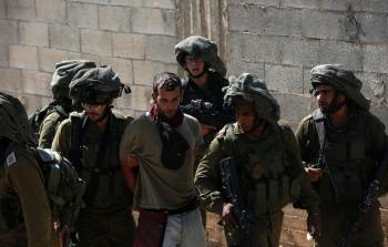 جنود الاحتلال يعتقلون فلسطينياً (أرشيف)