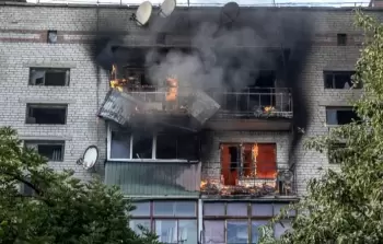 مبنى سكني محترق أصابته نيران روسية في سيفرسك بشرق أوكرانيا