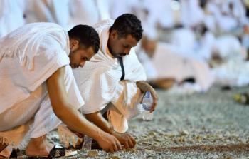 حجاج يجمعون الحصى