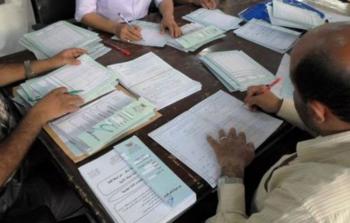 معلمون يصححون اختبارات الطلبة