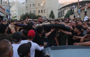 أحد شهداء نابلس محمولا على الأكتاف