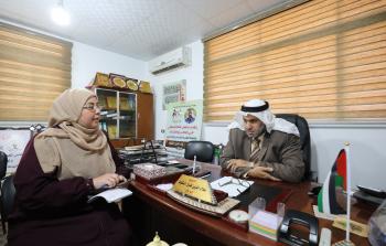 الزميلة فاطمة الزهراء العويني أثناء محاورتها  د. علاء الدين العكلوك - تصوير / رمضان الأغا