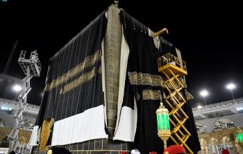 الكعبة تكتسي حلة جديدة