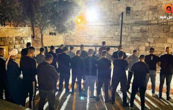 شباب يؤدون صلاة الفجر خارج الأقصى بعد منعهم من شرطة الاحتلال من الدخول للمسجد