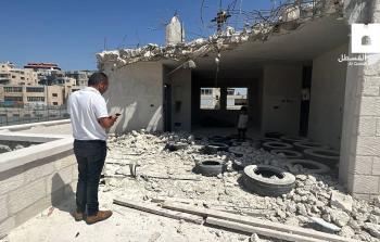 المنزل المهدم وأمامه المقدسي فاروق مصطفى (تصوير: القسطل)