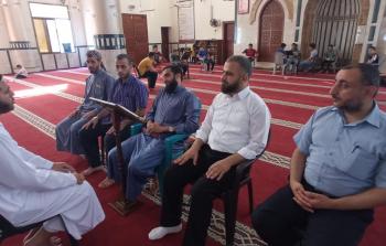 صورة أرشيفية لطالب يتلو القران على جلسة واحدة