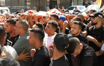 شبان يحملون جثمان الشهيد الشاب وسيم خليفة