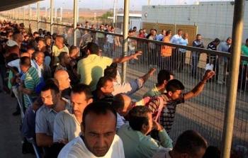 العمل يحتجون رفضا لقرار السلطة بتحويل أموالهم للبنوك