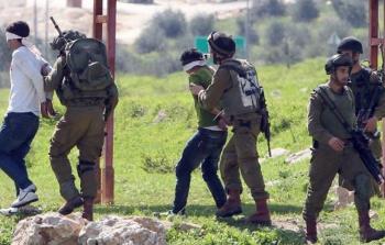 الاحتلال شن حملة اعتقالات واسعة طالت نشطاء من حماس بالضفة الغربية (صورة أرشيفية)