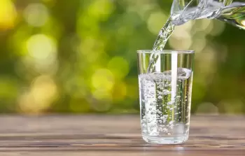 تعبيرية عن شرب الماء