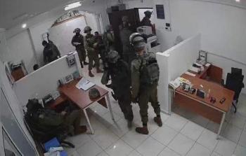 الاحتلال يغلق مقرات 7 مؤسسات فلسطينية