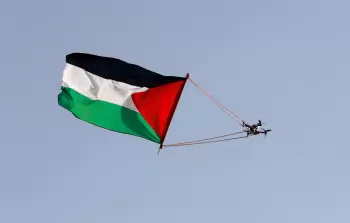 علم فلسطين حلّق عاليًا في سماء القدس وأثار غضب الاحتلال وحنقه (صورة أرشيفية)