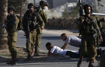 جنود الاحتلال يعتقلون فلسطينييَن (أرشيف)