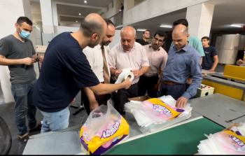 صورة أنثاء الجولة على المصانع في غزة