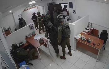 الاحتلال يغلق مقرات 7 مؤسسات فلسطينية