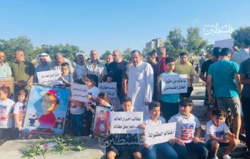 جانب من وقفة عائلة نجم التي نظمتها في موقع استشهاد 5 من أبنائها في قصف للاحتلال على مقبرة الفالوجا (تصوير : رمضان الأغا)