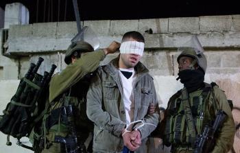 جنود الاحتلال يعتقلون فلسطينياً (أرشيف)