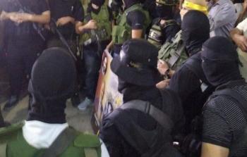 مسلحون خلال المسيرة في مخيم جنين