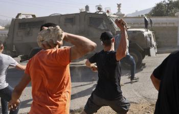 شبان يرجمون قوات الاحتلال بالحجارة في الضفة الغربية