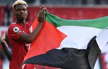 بوغبا رافعا العلم الفلسطيني