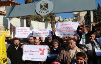 وقفة احتجاجية لموظفي غزة ضد سياسة الحكومة المجحفة تجاههم وفرض التقاعد المبكر