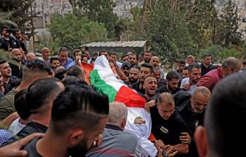 مواطنون يحملون على أكتافهم الشهيد يعيش الذي قضى برصاص أمن السلطة في نابلس