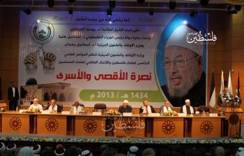 خلال زيارة الراحل القرضاوي إلى الجامعة الإسلامية في غزة