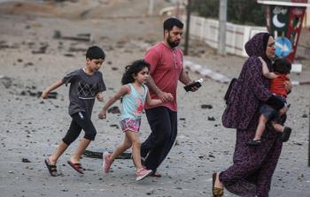 صورة أرشيفية لهروب عائلة بغزة من قصف الاحتلال الإسرائيلي