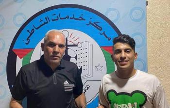 اللاعب أبو حسنين يحمل قميص الشاطئ