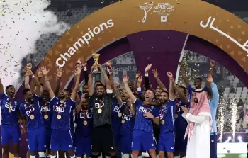 الهلال السعودي متوجا بالكاس