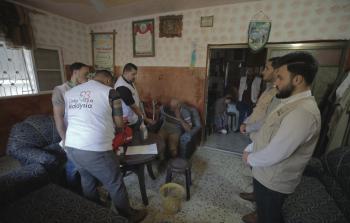 فريق جمعية السلامة الخيرية داخل أحد المنازل التي شملها مشروع الخدمات الصحية المنزلية للجرحى