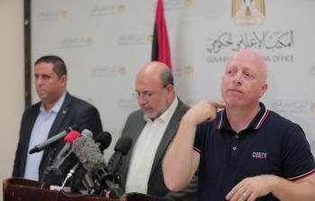 مقدم لغة الإشارة في المؤتمرات الحكومية